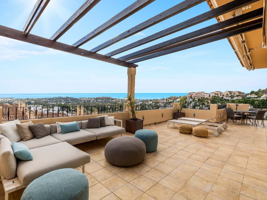 South-west facing Penthouse with Panoramic Views in Nueva Andalucia