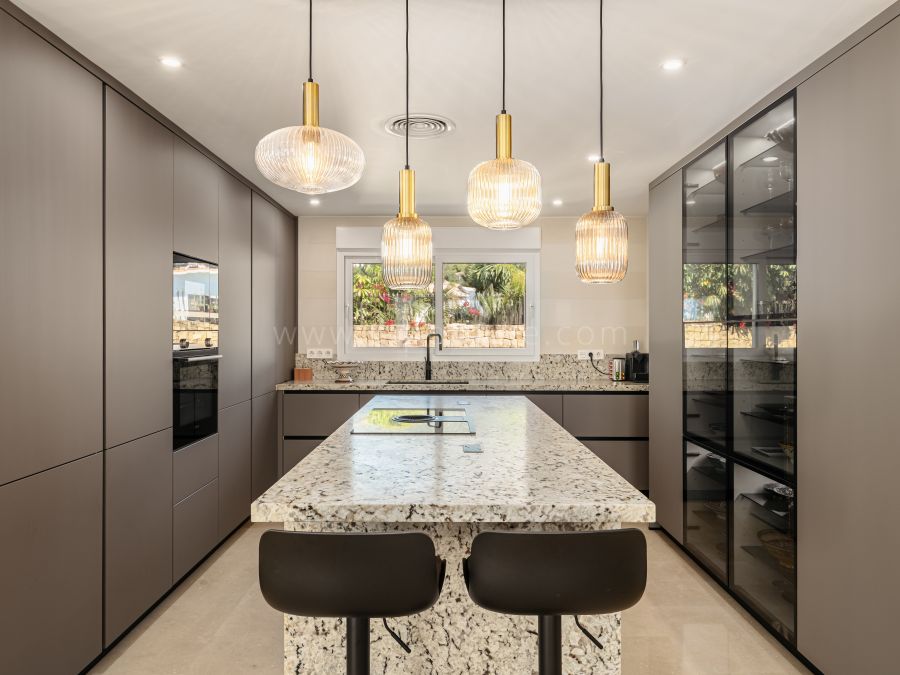 Villa Brise - Charmante mediterrane Luxusvilla mit Pool und Blick in Nagüeles, Marbella