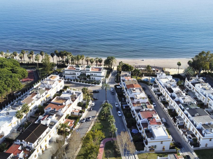 Adosada reformada en primera línea de playa en Marbella Milla de Oro