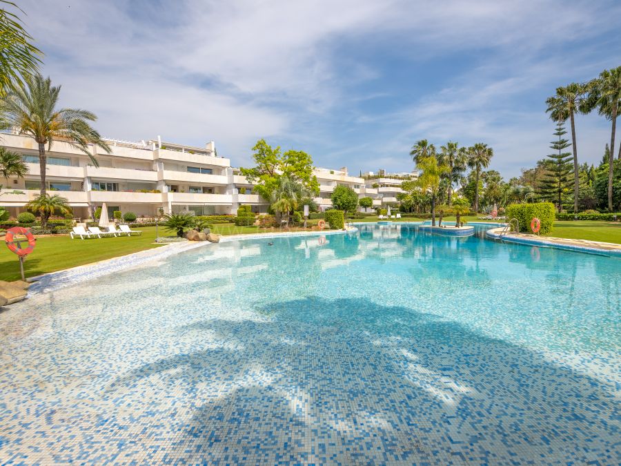 Frontline Golf Apartment in Los Granados Golf, with gorgeous views throughout