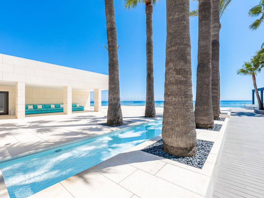 Villa moderna en primera línea de playa en Mijas Costa