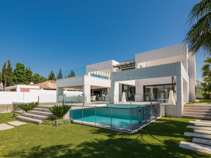 Villa moderna situada en primera línea de golf en Guadalmina