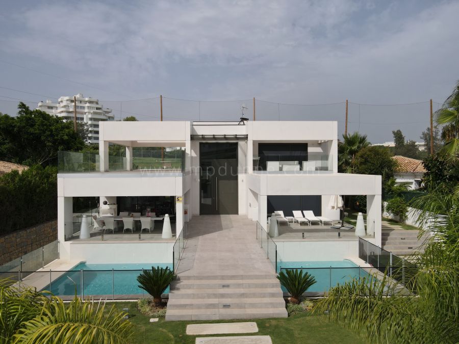Villa moderne située en première ligne de golf à Guadalmina