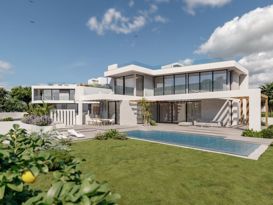 Nuevas villas en construcción junto a la playa en Elviria, Marbella