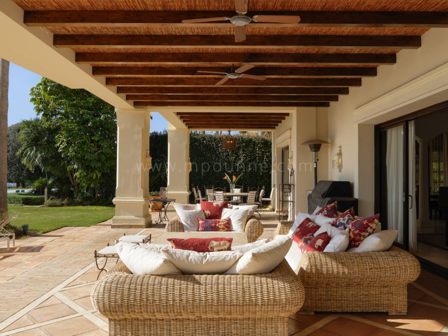 Villa de estilo tradicional con vistas panorámicas en Marbella Hill Club