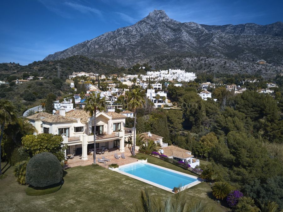 Villa de estilo tradicional con vistas panorámicas en Marbella Hill Club