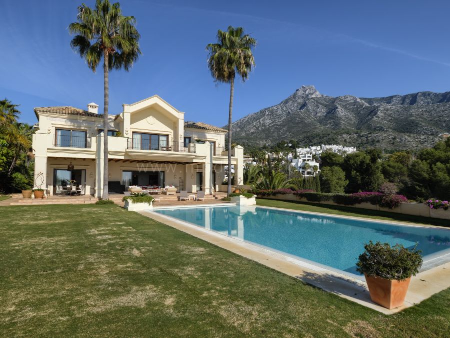 Villa de estilo tradicional con vistas panorámicas en Marbella Hill Club