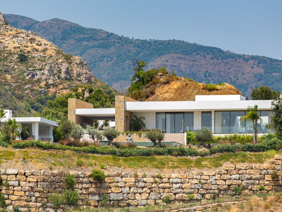 Contemporary style villa offering panoramic sea views