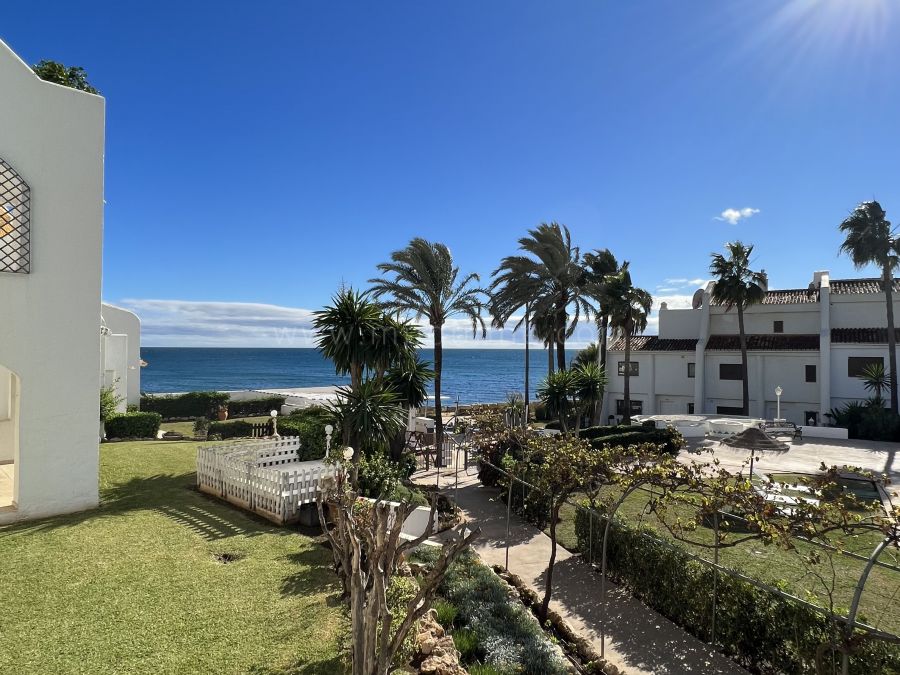 Apartamento en primer línea de playa con jardín privado en Coral Beach