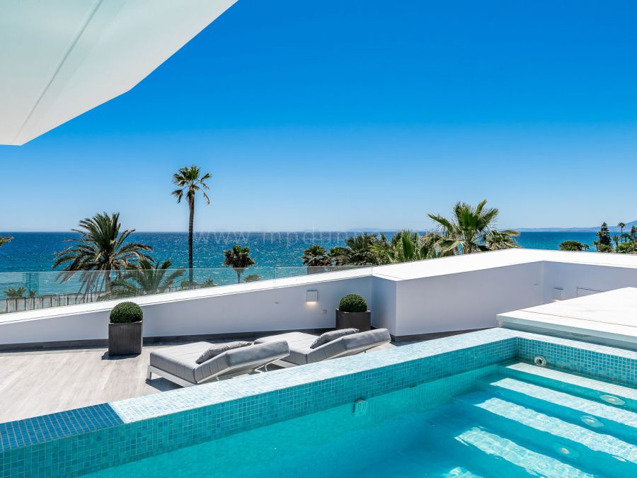 Villa Contemporánea en Primera Línea de Playa, Marbella