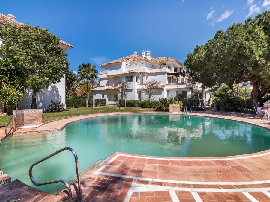 Refurbished Apartment in Gated Community, Marbella Golden Mile
