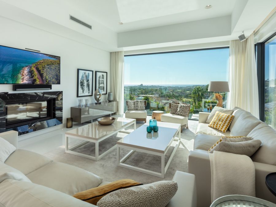 Contemporary Villa with Panoramic Views in Nueva Andalucia