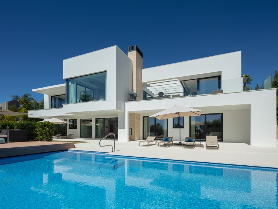 Contemporary Villa with Panoramic Views in Nueva Andalucia