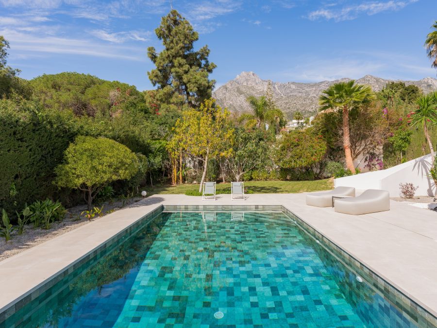 Villa moderna con vistas panorámicas al mar y la montaña en la Milla de Oro de Marbella