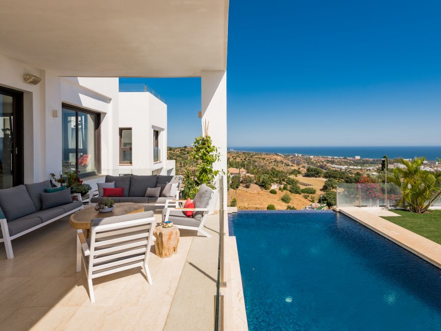 Moderne Villa mit Panoramablick auf das Meer in Altos de los Monteros, Marbella