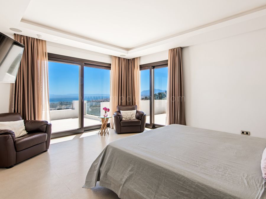 Moderna Villa con Vistas Panorámicas al Mar en Altos de los Monteros, Marbella
