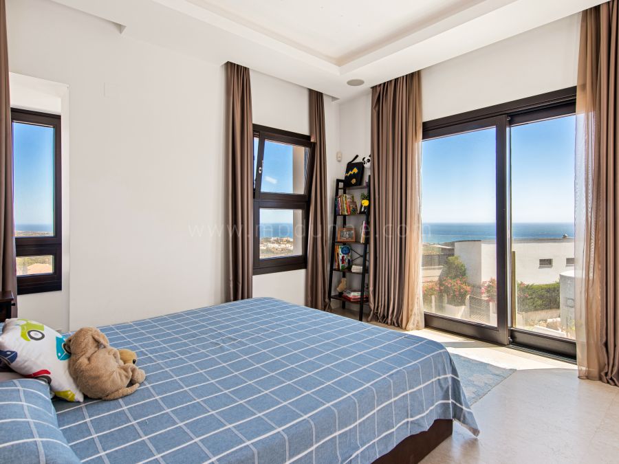 Moderna Villa con Vistas Panorámicas al Mar en Altos de los Monteros, Marbella