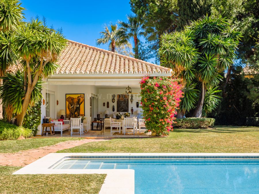 Villa classique au bord de la plage à Guadalmina Baja