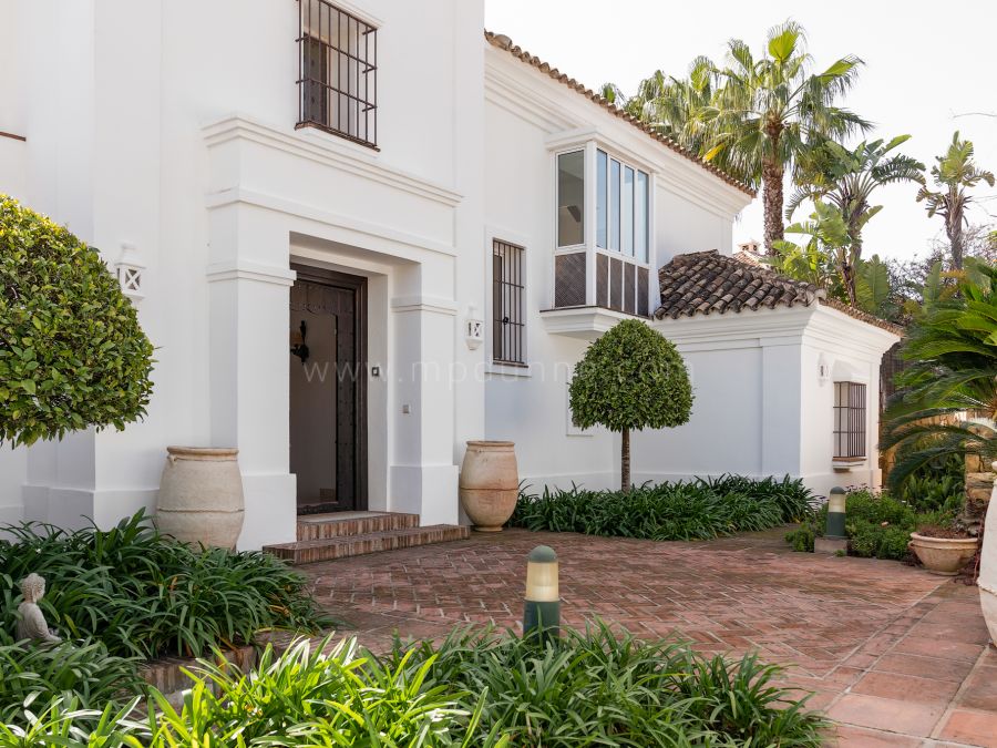 Family Villa with Sea Views in Altos de Los Monteros
