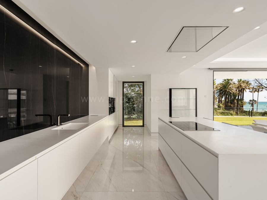 Beachfront Luxury Apartment, Estepona