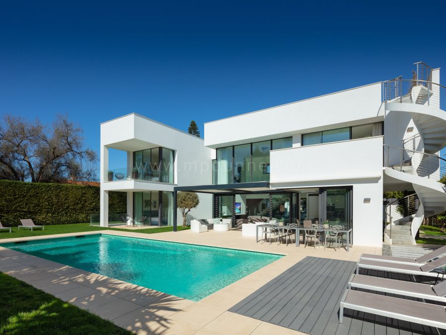 Villa contemporánea junto a la playa en Puerto Banús