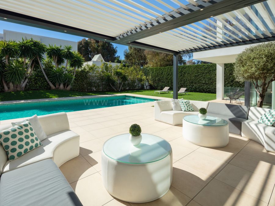 Villa contemporánea junto a la playa en Puerto Banús