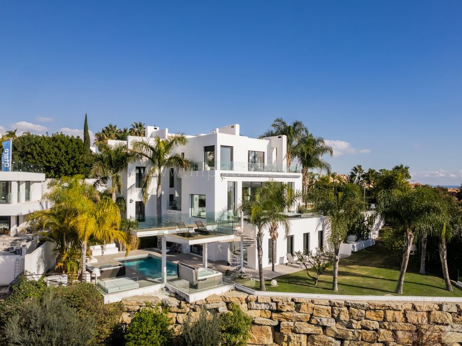 Villa de luxe moderne avec vue panoramique sur le golf et la mer
