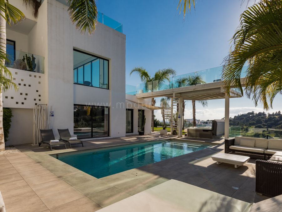 Casa Viva - Villa à fort potentiel d'investissement avec vue sur la mer et le golf à La Alqueria, Benahavis, Benahavis.