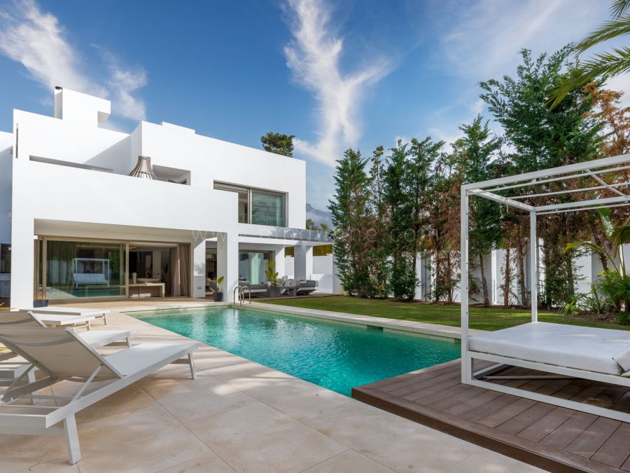Villa moderna junto a la playa en la Milla de Oro de Marbella