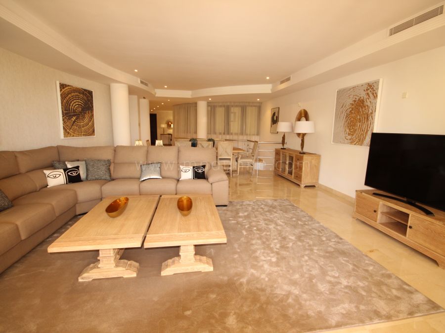 Apartamento dúplex en Laguna de Banús para alquiler de larga temporada