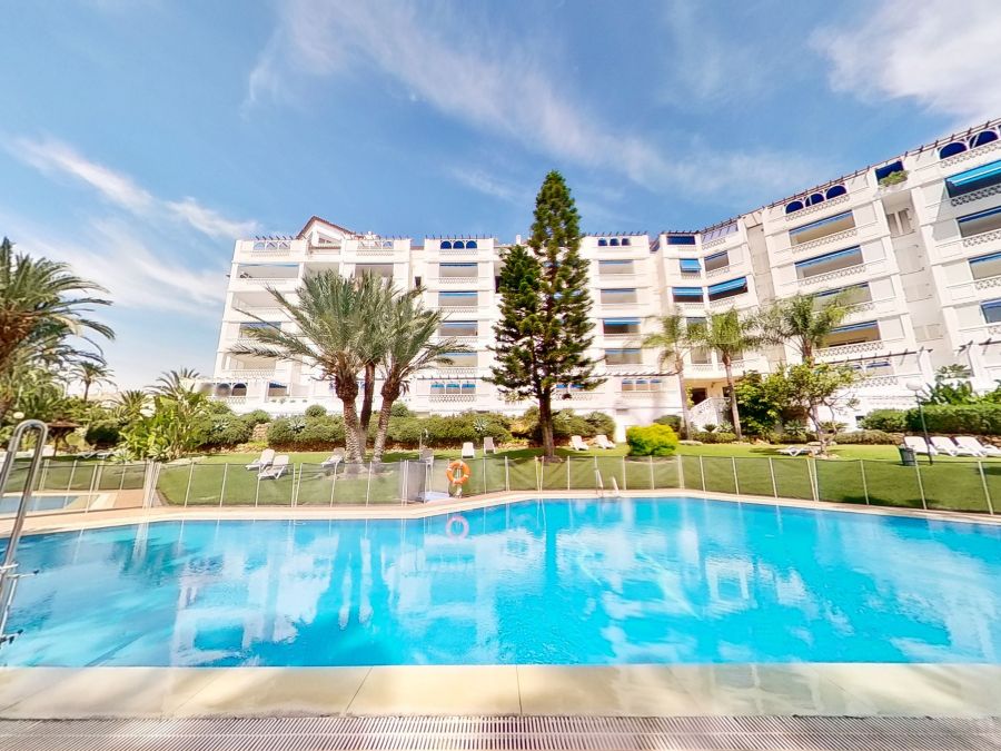 Apartamento de tres dormitorios en Las Gaviotas, Puerto Banús