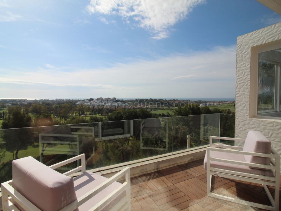 Villa en primera línea de golf en Benahavís con vistas panorámicas