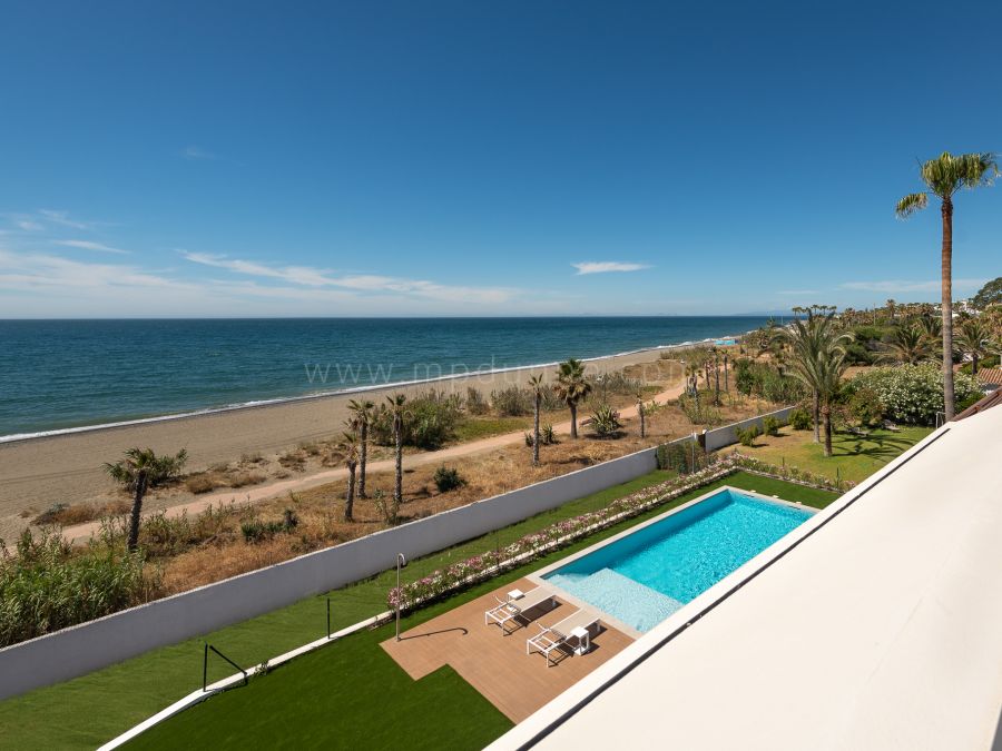 Villa contemporánea en primera línea de playa en la Nueva Milla de Oro.
