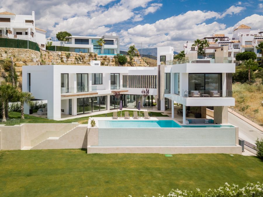 Nouvelle villa contemporaine ultra moderne avec vue panoramique sur la mer et le golf