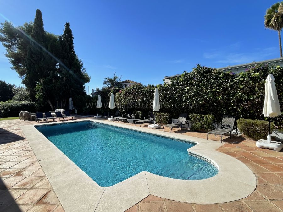Moderne Villa mit Pool und Meerblick-Potenzial nahe Puerto Banús