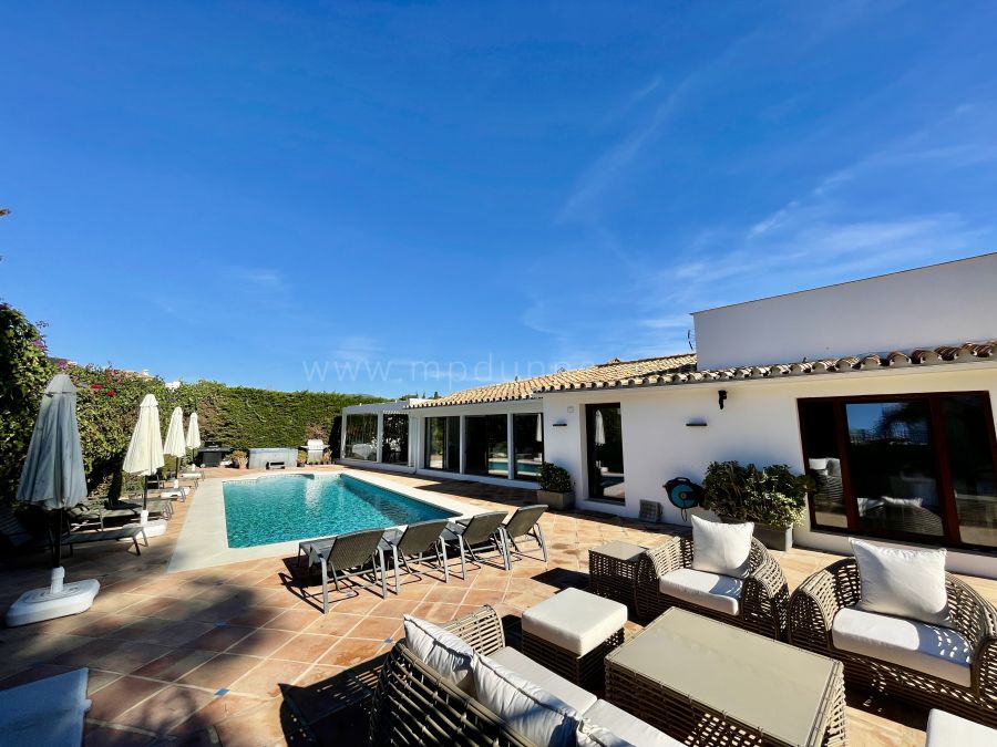 Villa Moderna con Piscina y Potencial de Vistas al Mar Cerca de Puerto Banús