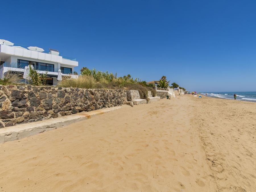 Villa en première ligne de plage à Costabella