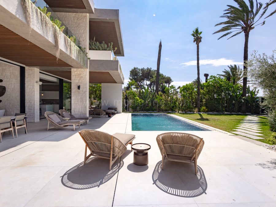 Beachfront Living Villa in Cortijo Blanco, Marbella
