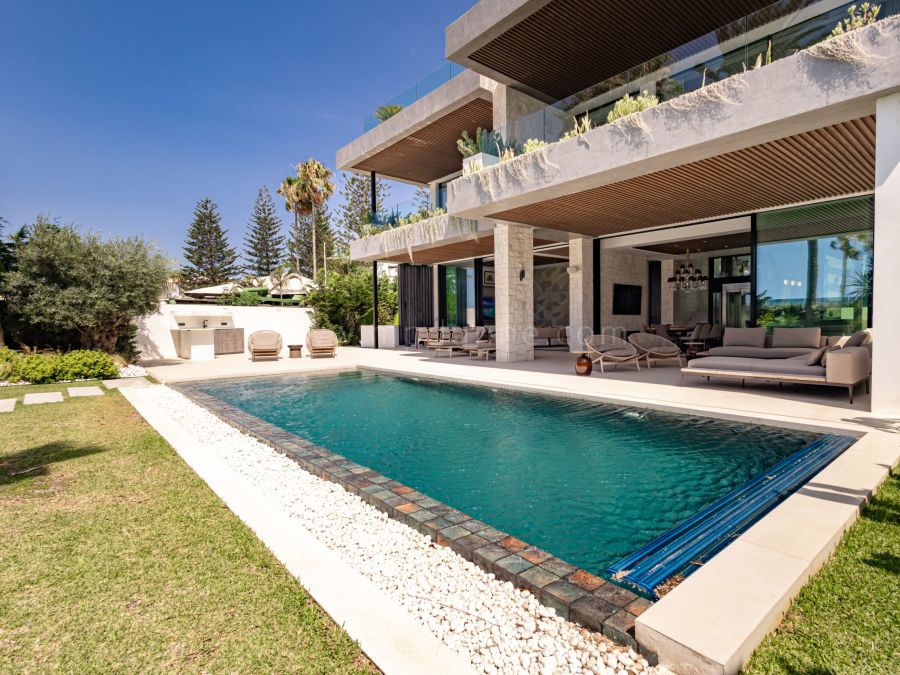 Beachfront Living Villa in Cortijo Blanco, Marbella