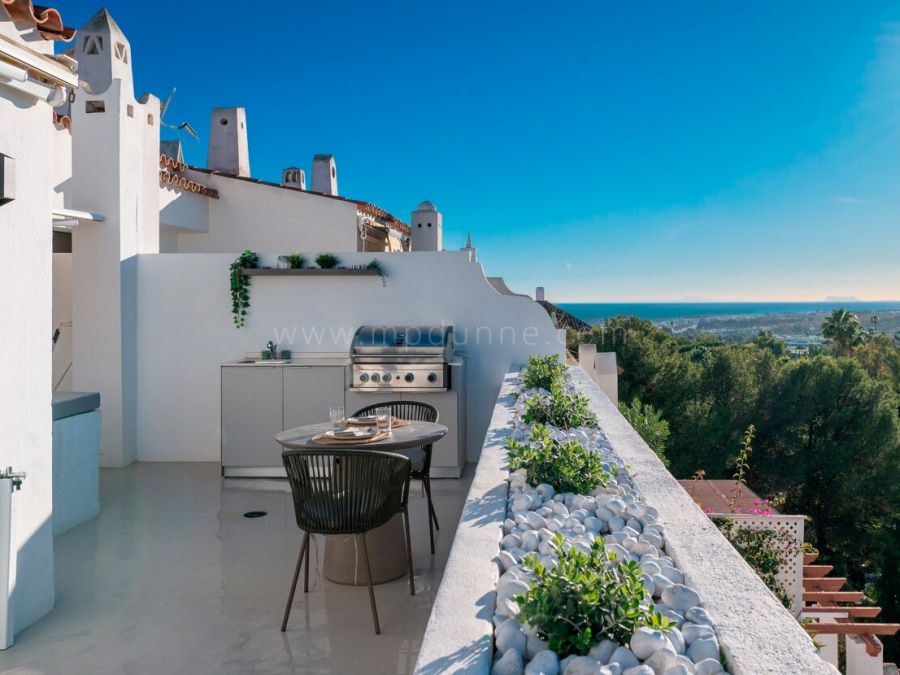 Ático Dúplex Moderno con Vistas al Mar en la Milla de Oro de Marbella