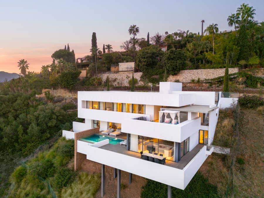 Elegante moderne Villa mit Panoramablick auf das Meer in El Herrojo Alto