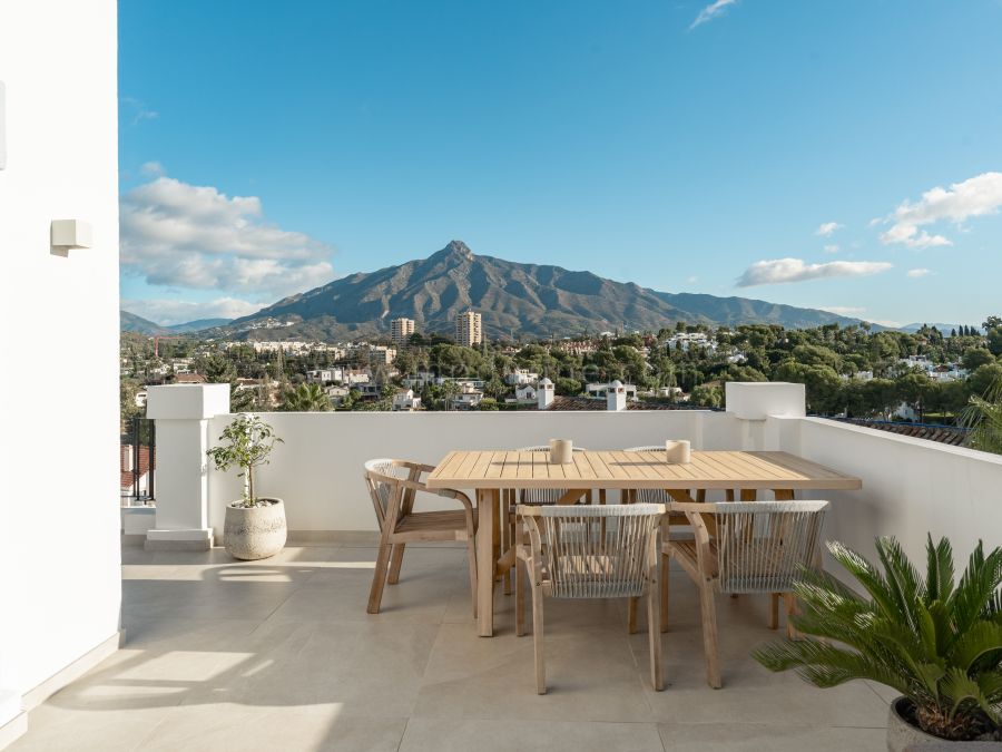 Penthouse Moderne avec Vue Mer et Montagne