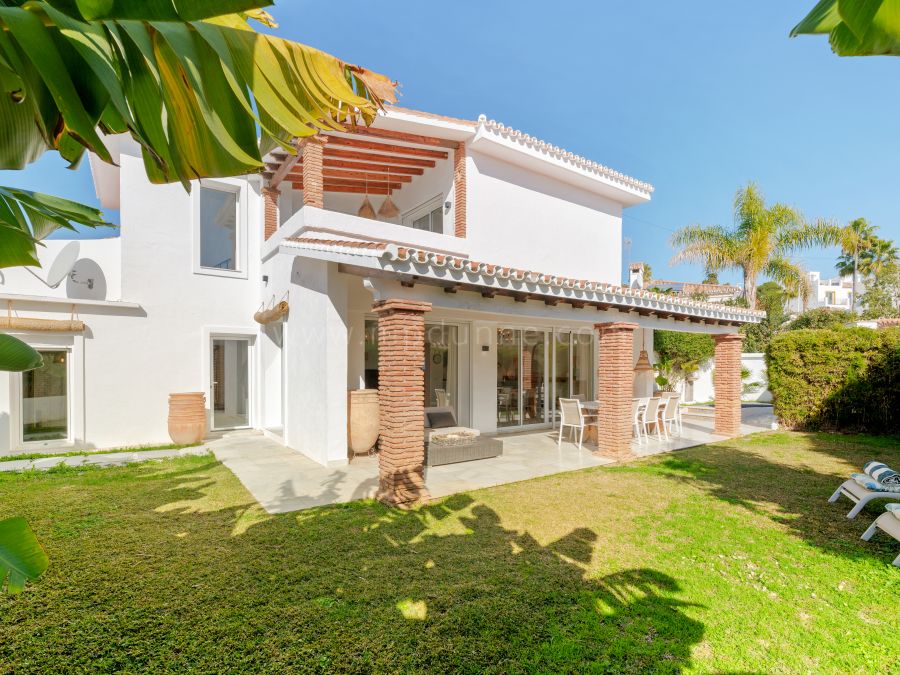 Villa renovada en Costabella – A pasos de la playa