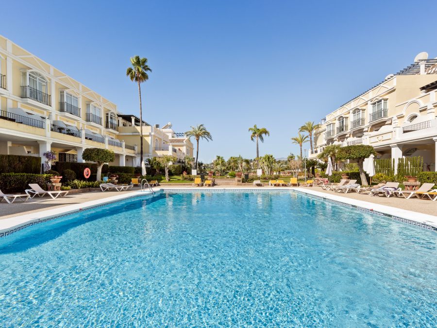 Ático Renovado en Aloha Gardens - Solárium - Inversión Para Alquiler de Larga Temporada