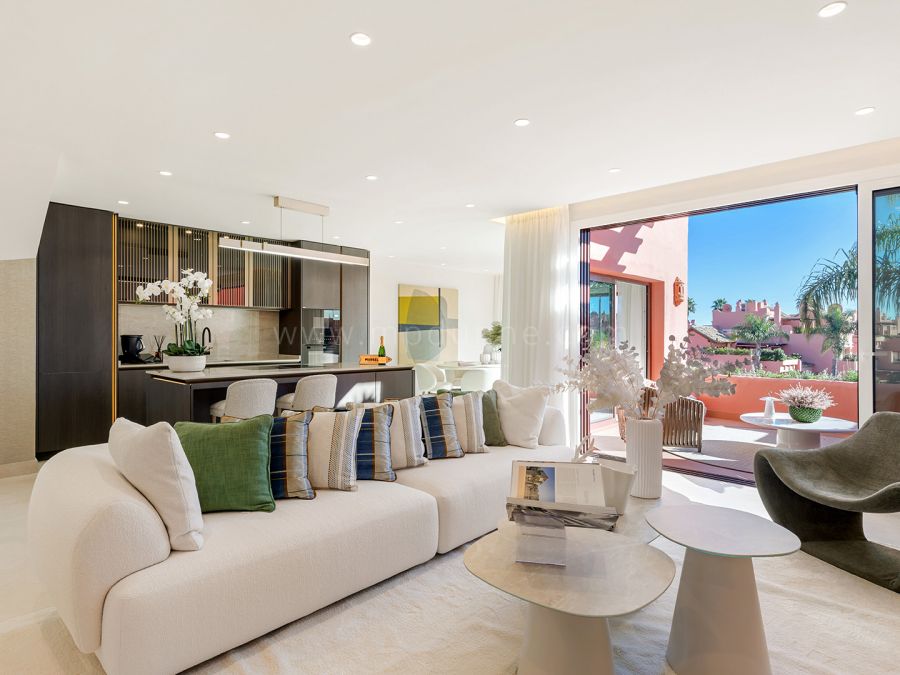 Ático dúplex junto a la playa con vistas al mar en la Nueva Milla de Oro de Estepona