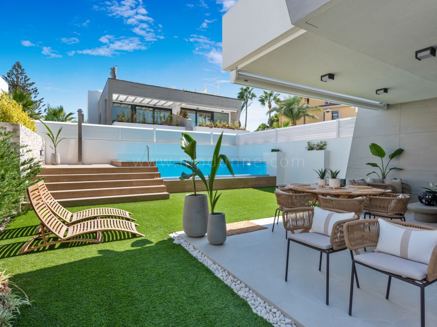 Moderna casa adosada de 5 dormitorios en venta en Banus Bay Residences, Marbella