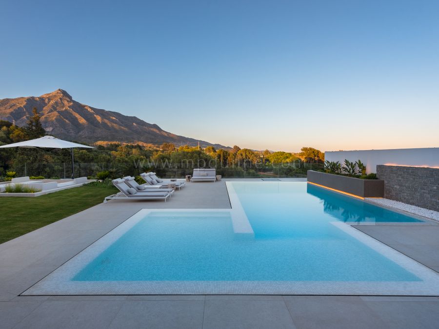 Golfvilla in Erstlinie mit Meer- und Bergblick in Nueva Andalucía