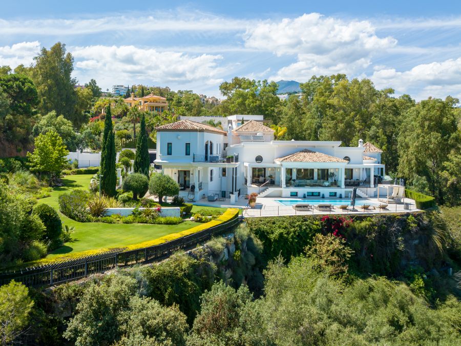 Villa with Sea and Mountain Views in El Herrojo Alto, Marbella