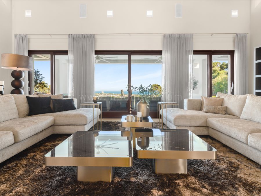 Villa con vistas al mar y a la montaña en El Herrojo Alto, Marbella