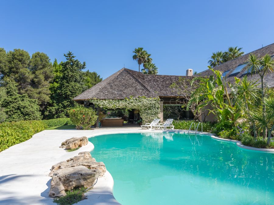 Villa Clásica de Cinco Dormitorios con Vistas al Mar en Primera Línea de Golf en Río Real, Marbella Este